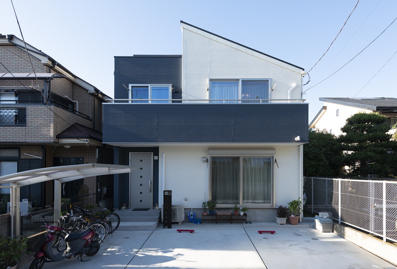 小屋裏のあるコンパクト二世帯住宅メイン画像