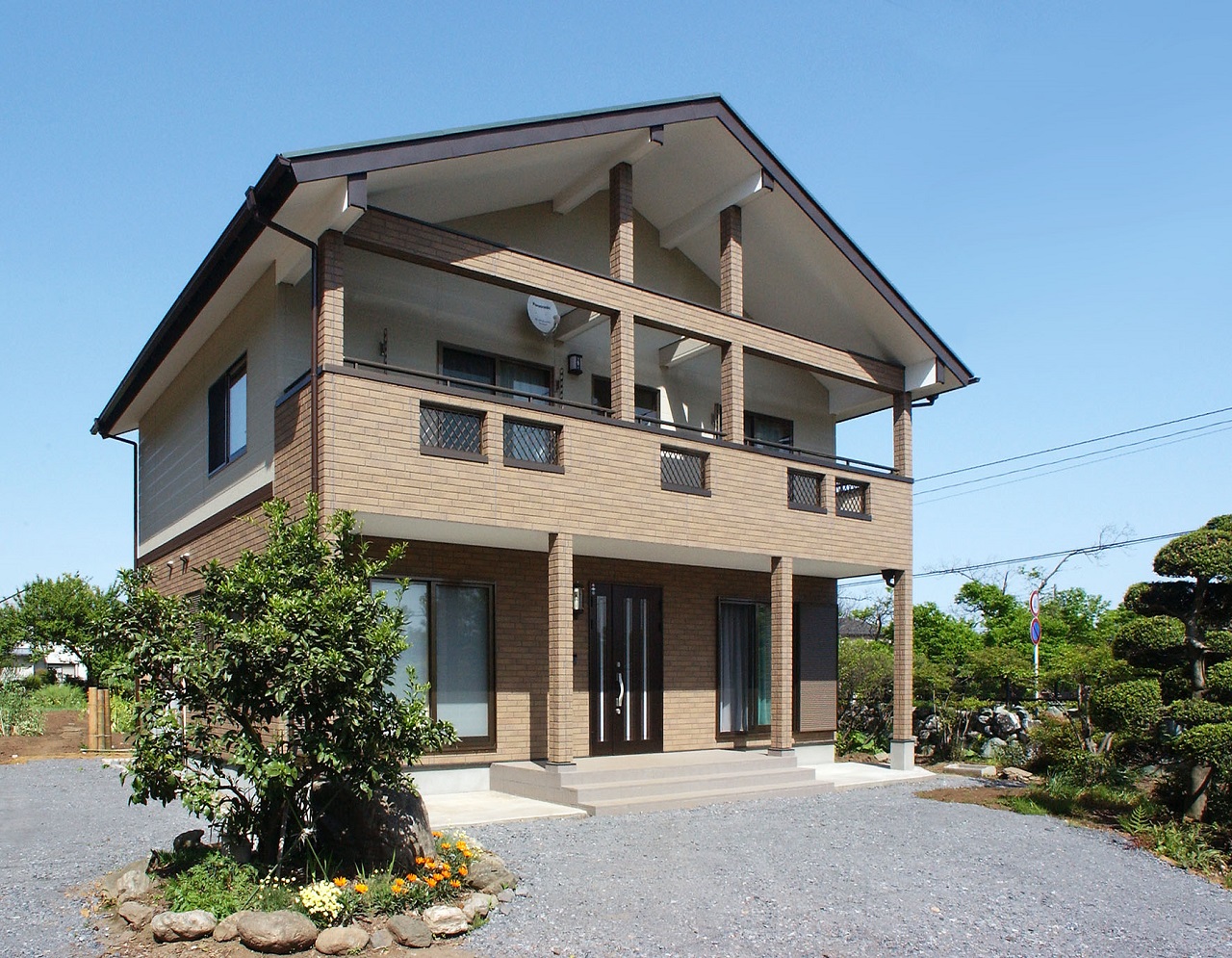 切り妻大屋根の山小屋風の家メイン画像