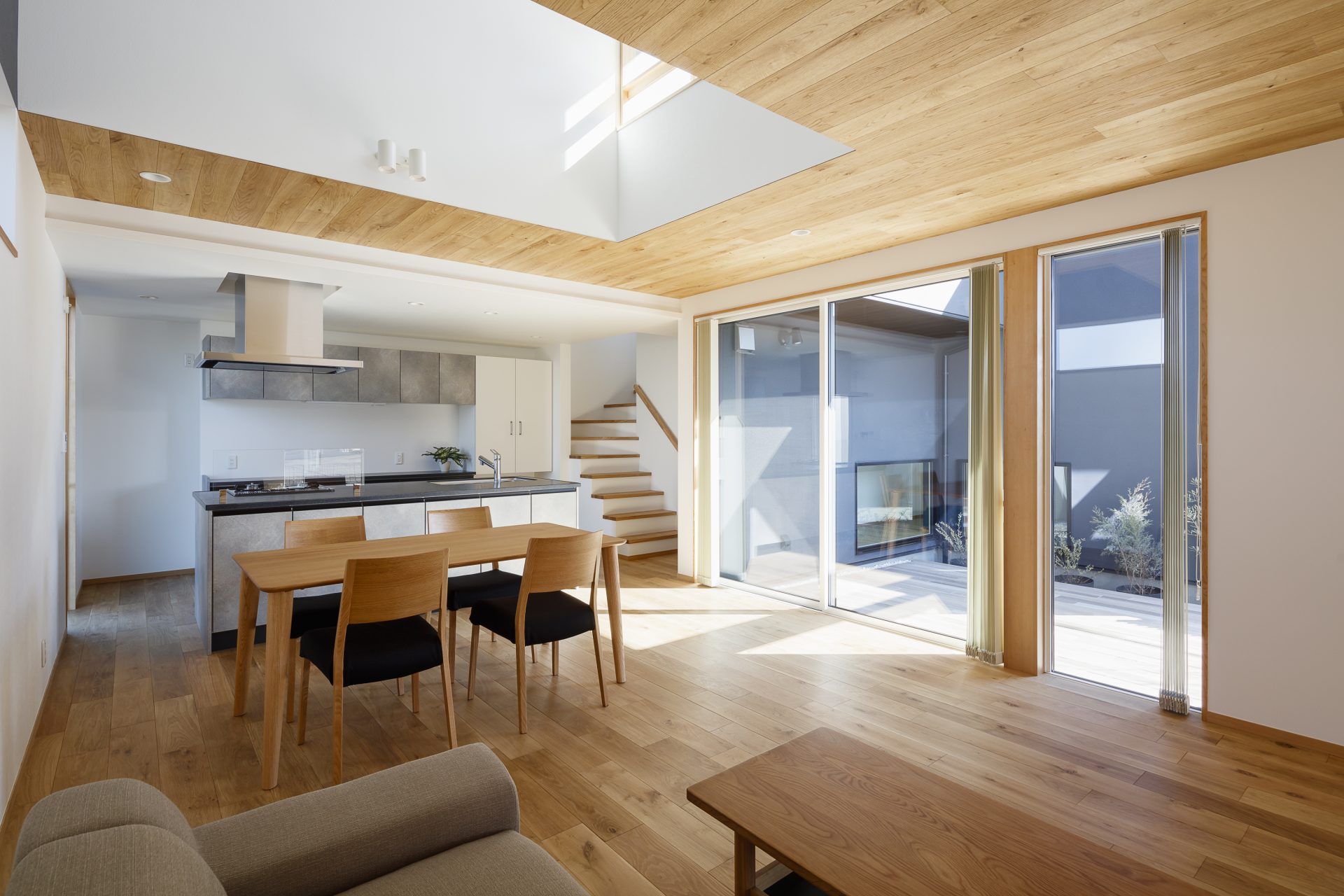 川木建設　川越市　注文住宅　danhaus　モデルハウス　SE構法　耐震性　断熱性　気密性　暮らし　デザイン　吹抜け　大開口　大空間　自然素材　無垢　オリジナルニッチカウンター　木格子　100年伝えたい　光と暮らす木の家　断熱等級　木　